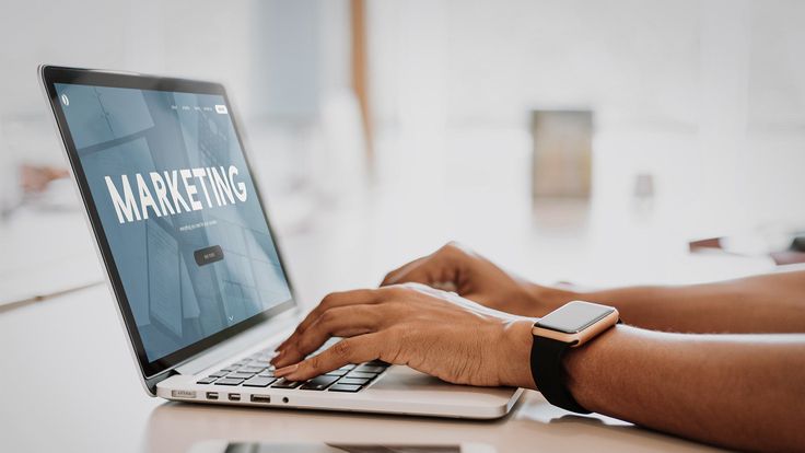 Крупный план: руки программиста печатают на ноутбуке с кодом на экране.